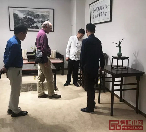 著名中國古家具收藏家、研究學(xué)者柯惕思(左二)參觀區(qū)氏臻品明清家具藝術(shù)館 著名中國古家具收藏家、研究學(xué)者柯惕思(左二)參觀區(qū)氏臻品明清家具藝術(shù)館