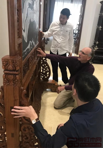 著名中國古家具收藏家、研究學(xué)者柯惕思參觀區(qū)氏臻品明清家具藝術(shù)館 著名中國古家具收藏家、研究學(xué)者柯惕思參觀區(qū)氏臻品明清家具藝術(shù)館