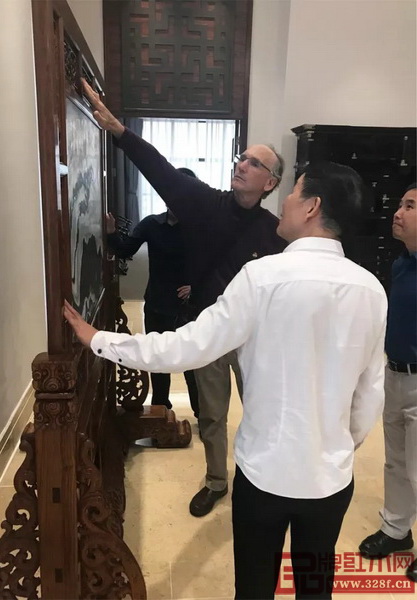 著名中國古家具收藏家、研究學(xué)者柯惕思參觀區(qū)氏臻品明清家具藝術(shù)館