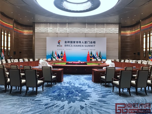 明堂紅木為金磚國家領導人第九次會晤主會場制作的紅木家具會議桌 明堂紅木為金磚國家領導人第九次會晤主會場制作的紅木家具會議桌
