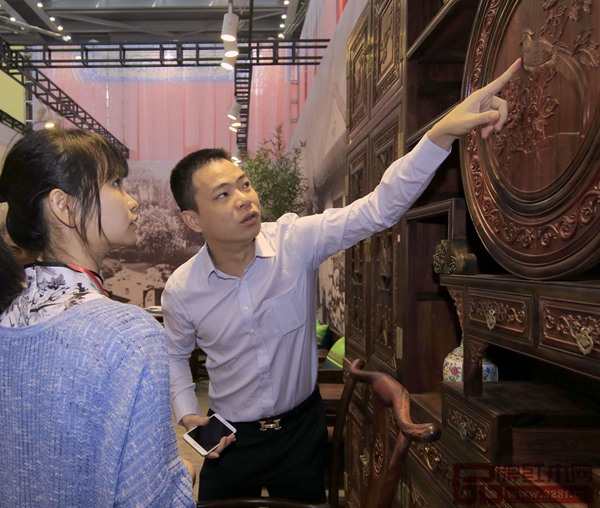 孔連紅木總經理李金龍向銷售團隊講解紅木雕刻知識