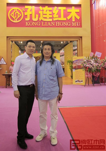 孔連紅木總經理李金龍與中國工藝美術協會副理事長、中國傳統家具專業委員會副主任伍炳亮(右一)合影