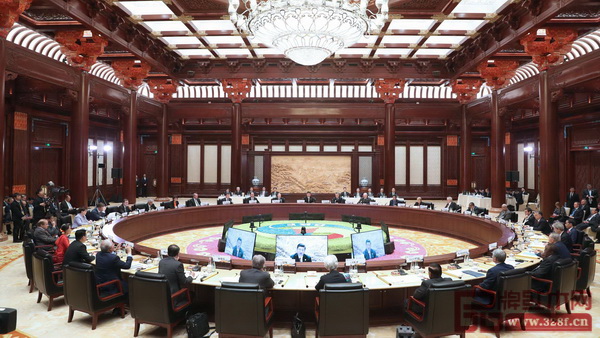  5月15日，“一帶一路”國際合作高峰論壇在北京雁棲湖國際會議中心舉行圓桌峰會，會場使用的紅木家具引發關注