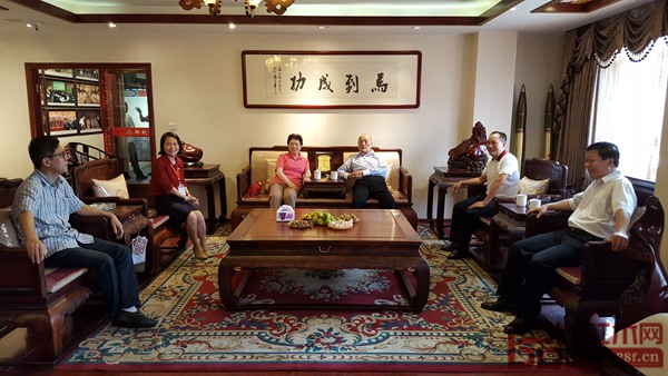 全國政協副主席厲無畏(右三)及浙江省政協辦公廳副巡視員周進(左一)、浙江省金華市政協副主席榮安華(右一)與御乾堂董事長馬海軍(右二)、總經理馬姣姣(左二)親切會談 全國政協副主席厲無畏(右三)及浙江省政協辦公廳副巡視員周進(左一)、浙江省金華市政協副主席榮安華(右一)與御乾堂董事長馬海軍(右二)、總經理馬姣姣(左二)親切會談