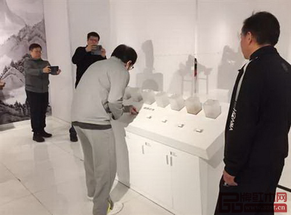著名影星、導(dǎo)演成龍參觀上海木文化博覽園