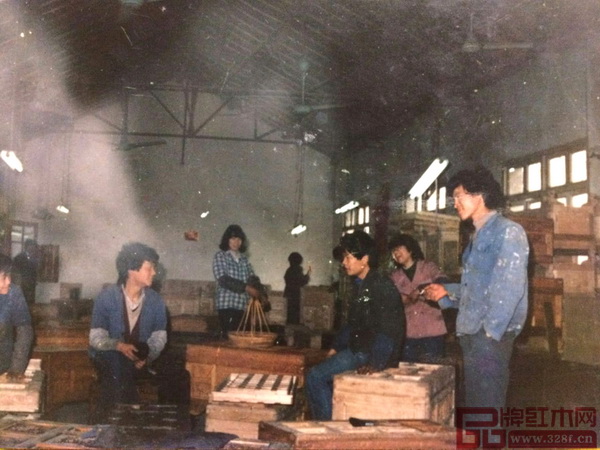 李忠信（左一）學徒時照片