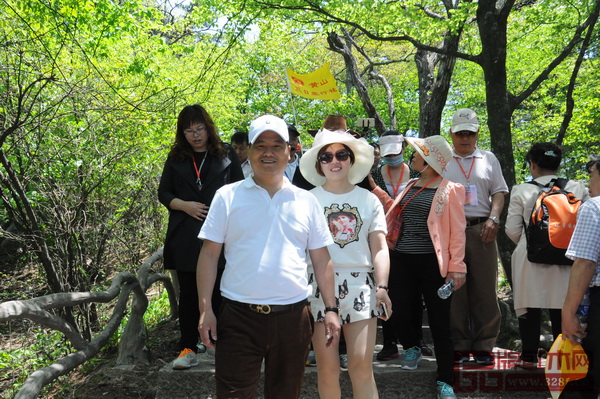 2015年中信紅木經銷商大會，李忠信與妻子李偉珍在黃山