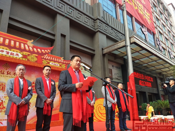 中信紅木二十周年感恩慶典上,李忠信表示將繼續(xù)發(fā)揚(yáng)中信紅木以信經(jīng)商的優(yōu)良傳統(tǒng),把品牌推向更高的高度 中信紅木二十周年感恩慶典上,李忠信表示將繼續(xù)發(fā)揚(yáng)中信紅木以信經(jīng)商的優(yōu)良傳統(tǒng),把品牌推向更高的高度