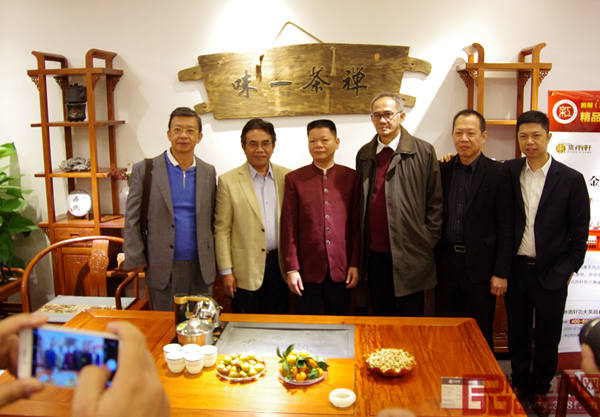 印尼工業部農林工業司總司長龐加·蘇杉多(左二)、印尼商務部副部長奧克·努宛(右三)和水雨軒董事長廖升中(左三)共同合影留念 印尼工業部農林工業司總司長龐加·蘇杉多(左二)、印尼商務部副部長奧克·努宛(右三)和水雨軒董事長廖升中(左三)共同合影留念
