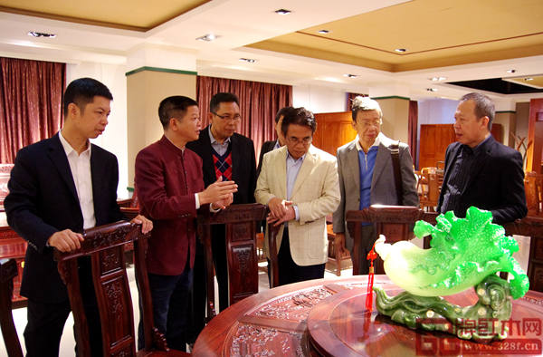 水雨軒董事長廖升中(左三)為印尼政府代表團詳細講解紅木家具的榫卯結構的博大精深 水雨軒董事長廖升中(左三)為印尼政府代表團詳細講解紅木家具的榫卯結構的博大精深