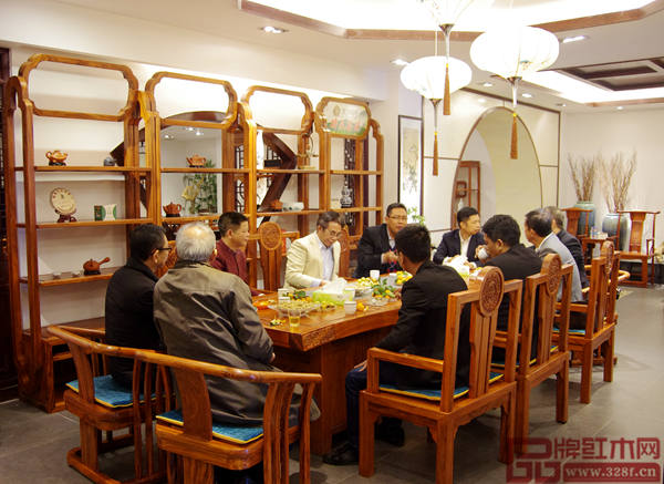 參觀結束后,大家歡聚茶室 參觀結束后,大家歡聚茶室