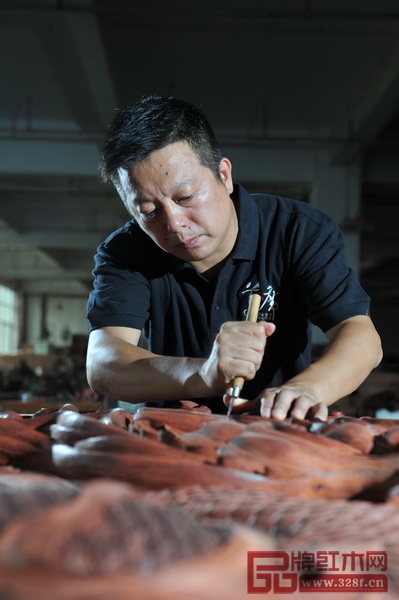 中國(guó)傳統(tǒng)工藝大師、明堂紅木總經(jīng)理張向榮 中國(guó)傳統(tǒng)工藝大師、明堂紅木總經(jīng)理張向榮