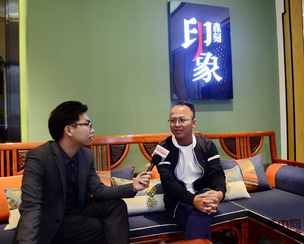 印象森刻董事長陳文德(右)在展廳內接受品牌紅木記者的采訪 印象森刻董事長陳文德(右)在展廳內接受品牌紅木記者的采訪