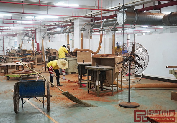 區氏臻品員工對6層的工廠區進行了自上而下的仔細打掃