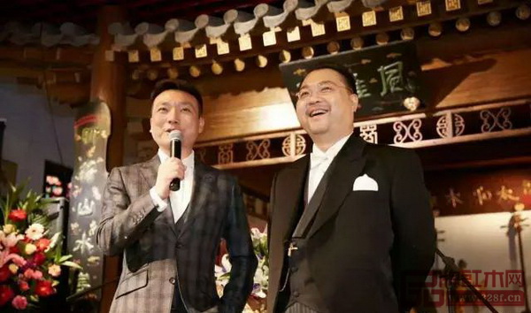 著名主持人康輝與中國傳統(tǒng)工藝大師、太和木作董事長關(guān)毅 著名主持人康輝與中國傳統(tǒng)工藝大師、太和木作董事長關(guān)毅
