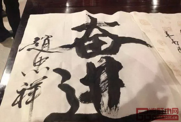 著名主持人趙忠祥老師現(xiàn)場揮毫潑墨,書法家米南陽、著名主持人康輝與中國傳統(tǒng)工藝大師、太和木作董事長關(guān)毅 著名主持人趙忠祥老師現(xiàn)場揮毫潑墨,書法家米南陽、著名主持人康輝與中國傳統(tǒng)工藝大師、太和木作董事長關(guān)毅