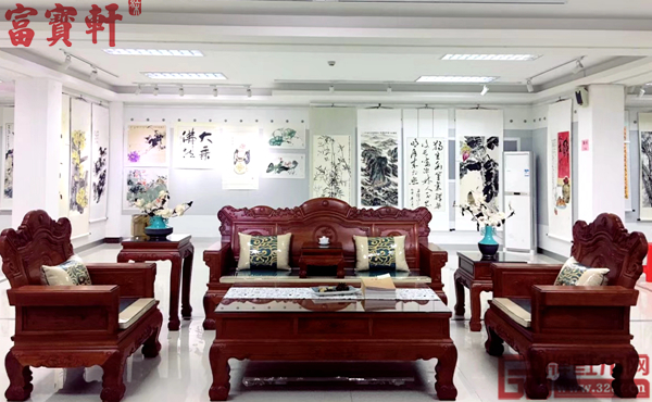 在富寶軒紅木家具的襯托下,書畫更具中國傳統(tǒng)韻味 在富寶軒紅木家具的襯托下,書畫更具中國傳統(tǒng)韻味