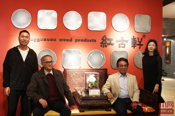 紅古軒生產(chǎn)廠長(zhǎng)李仲良(左一)、營(yíng)銷總監(jiān)楊晶(右一)與印尼代表團(tuán)合影留念 紅古軒生產(chǎn)廠長(zhǎng)李仲良(左一)、營(yíng)銷總監(jiān)楊晶(右一)與印尼代表團(tuán)合影留念