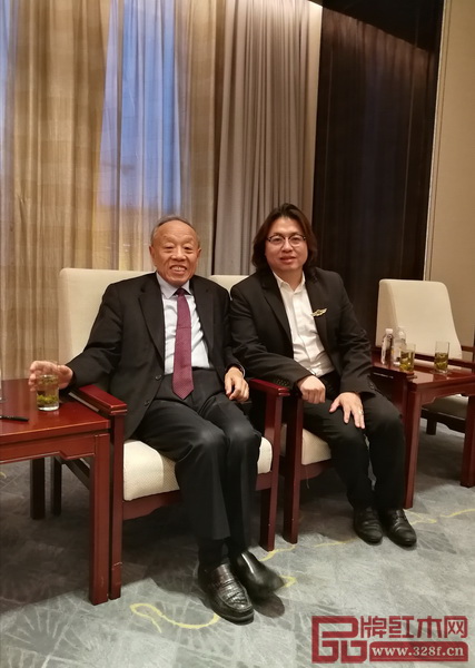 外交部前部長李肇星（左）與戴為紅木總裁戴愛國合影