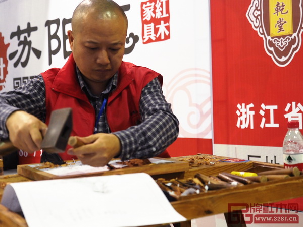 大賽期間黃志勤專心致志從事作品創(chuàng)作 大賽期間黃志勤專心致志從事作品創(chuàng)作
