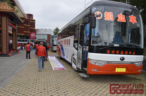 萬盛宇紅木“紅色行動(dòng)”現(xiàn)場(chǎng)出動(dòng)4臺(tái)獻(xiàn)血車 萬盛宇紅木“紅色行動(dòng)”現(xiàn)場(chǎng)出動(dòng)4臺(tái)獻(xiàn)血車