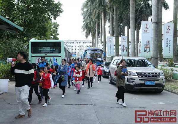 東莞報業(yè)傳媒集團小記者俱樂部組團到國壽紅木進行參觀 東莞報業(yè)傳媒集團小記者俱樂部組團到國壽紅木進行參觀