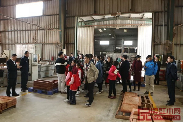東莞報業(yè)傳媒集團小記者參觀國壽紅木數(shù)控精雕車間 東莞報業(yè)傳媒集團小記者參觀國壽紅木數(shù)控精雕車間
