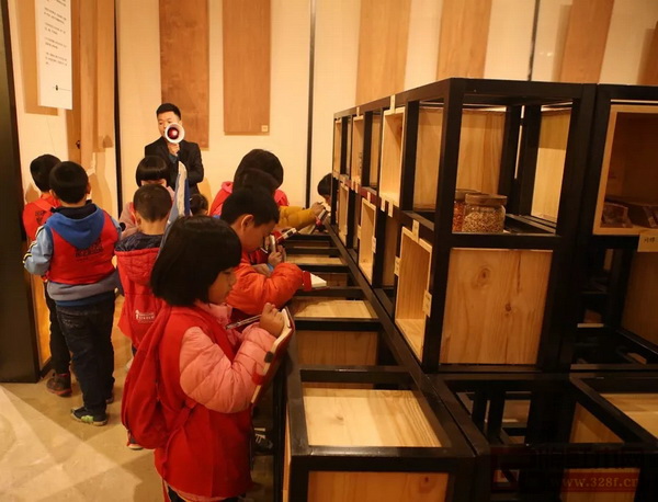 東莞報業(yè)傳媒集團小記者參觀國壽紅木藝術館——大果紫檀原材主題館 東莞報業(yè)傳媒集團小記者參觀國壽紅木藝術館——大果紫檀原材主題館