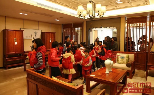 東莞報業(yè)傳媒集團小記者參觀“國壽大唐”品牌旗艦店 東莞報業(yè)傳媒集團小記者參觀“國壽大唐”品牌旗艦店