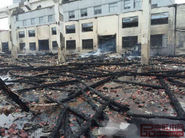 福建省莆田市仙游縣某紅木家具廠被燒的小葉紫檀、老撾大紅酸枝等大料，據估算被燒毀的紅木價值超過500萬