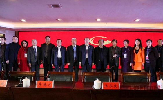 全國工商聯專職副主席王永慶(左八),國家文物局原副局長張柏(右六),河南省工商聯黨組書記李德才(左六),全聯民間文物藝術品商會會長蔣繼明(左七)、特邀會長宋建文(右五)等領導與全聯民間文物藝術品商會新一屆會長、秘書長等代表合影(右二為全聯藝術紅木家具專業委員會執行會長兼秘書長、弘木傳媒CEO林偉華) 全國工商聯專職副主席王永慶(左八),國家文物局原副局長張柏(右六),河南省工商聯黨組書記李德才(左六),全聯民間文物藝術品商會會長蔣繼明(左七)、特邀會長宋建文(右五)等領導與全聯民間文物藝術品商會新一屆會長、秘書長等代表合影(右二為全聯藝術紅木家具專業委員會執行會長兼秘書長、弘木傳媒CEO林偉華)