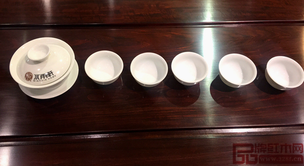 水雨軒定制茶具套裝,“幸運參與獎”獲得者的獎品(十名) 水雨軒定制茶具套裝,“幸運參與獎”獲得者的獎品(十名)