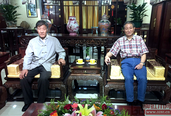 原故宮博物院文保科技部主任、全聯(lián)藝術(shù)紅木家具專業(yè)委員會專家顧問曹靜樓(右)與中國文物學(xué)會專家委員胡德生(左)蒞臨豪盛紅木合影留念 原故宮博物院文保科技部主任、全聯(lián)藝術(shù)紅木家具專業(yè)委員會專家顧問曹靜樓(右)與中國文物學(xué)會專家委員胡德生(左)蒞臨豪盛紅木合影留念