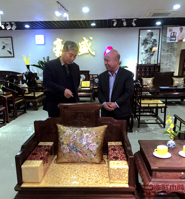 文化部恭王府博物館館長孫旭光(左)蒞臨豪盛紅木,與董事長黃愛豪(右)共同探討紅木家具之精華 文化部恭王府博物館館長孫旭光(左)蒞臨豪盛紅木,與董事長黃愛豪(右)共同探討紅木家具之精華