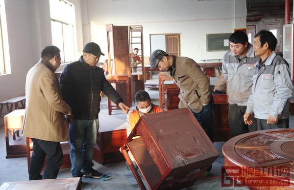 新明紅木廠長金松法(左二)帶領技術團隊指導員工工作 新明紅木廠長金松法(左二)帶領技術團隊指導員工工作