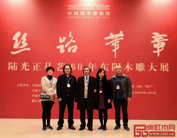 陸光正(中)與工作人員在大展門前合影 陸光正(中)與工作人員在大展門前合影
