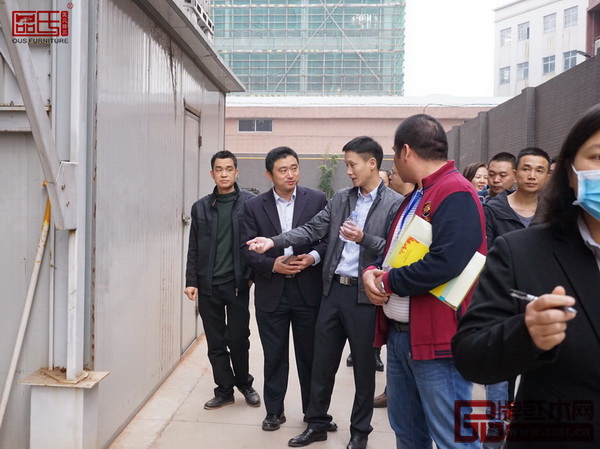 總經理區錦澤帶領各企業代表參觀區氏臻品工廠和展廳