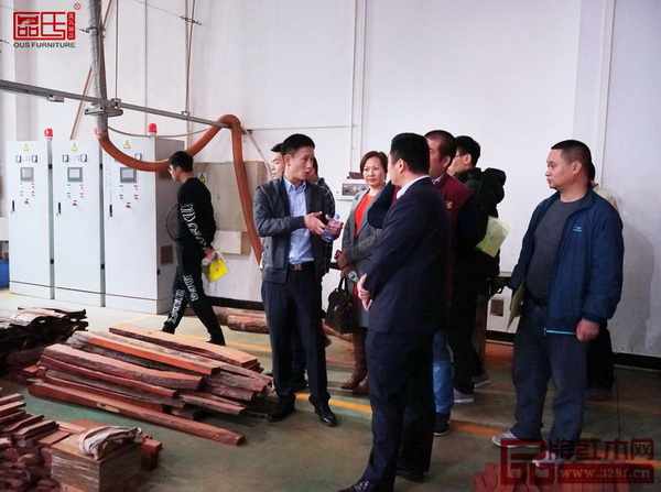  總經理區錦澤帶領各企業代表參觀區氏臻品工廠和展廳