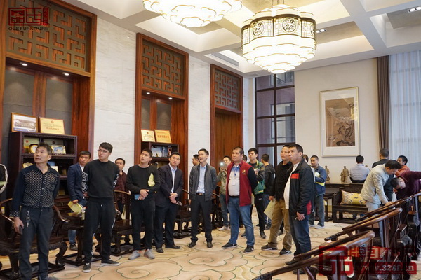  總經理區錦澤帶領各企業代表參觀區氏臻品工廠和展廳