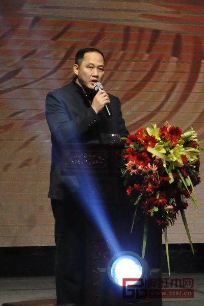 東成紅木經銷商代表鄭庭華在講話中對東成紅木2018年的發展充滿期盼與信心 東成紅木經銷商代表鄭庭華在講話中對東成紅木2018年的發展充滿期盼與信心