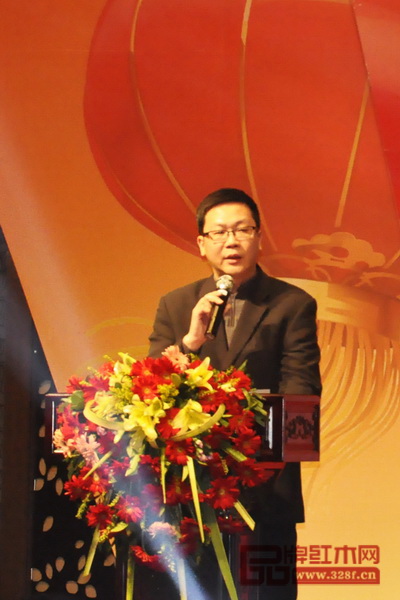 大涌鎮黨委委員歐陽凱在講話中高度肯定了東成紅木品牌的實力與魅力 大涌鎮黨委委員歐陽凱在講話中高度肯定了東成紅木品牌的實力與魅力