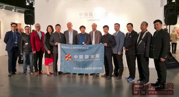由全國工商聯(lián)民間文物藝術(shù)品商會特邀會長宋建文(左七),全國工商聯(lián)民間文物藝術(shù)品商會副會長安志躍(右二),全國工商聯(lián)民間文物藝術(shù)品商會副會長、全聯(lián)藝術(shù)紅木家具專業(yè)委員會執(zhí)行會長林偉華(右五)率隊,由東莞國壽紅木、深圳泰和園、東陽明堂紅木、東陽卓木王、江西魯班木藝、中山紅寶軒等6家中國紅木家具企業(yè)組成的“中國藝術(shù)紅木軍團(tuán)”亮相美國洛杉磯國際藝博會中國國家展 由全國工商聯(lián)民間文物藝術(shù)品商會特邀會長宋建文(左七),全國工商聯(lián)民間文物藝術(shù)品商會副會長安志躍(右二),全國工商聯(lián)民間文物藝術(shù)品商會副會長、全聯(lián)藝術(shù)紅木家具專業(yè)委員會執(zhí)行會長林偉華(右五)率隊,由東莞國壽紅木、深圳泰和園、東陽明堂紅木、東陽卓木王、江西魯班木藝、中山紅寶軒等6家中國紅木家具企業(yè)組成的“中國藝術(shù)紅木軍團(tuán)”亮相美國洛杉磯國際藝博會中國國家展
