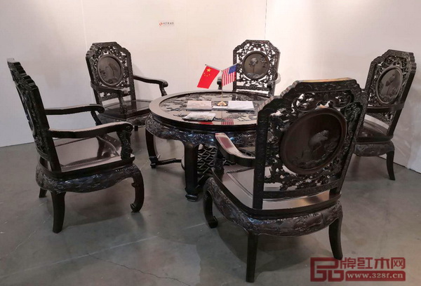深圳泰和園的《松鶴延年茶臺》采用絲翎檀雕技藝呈現中華民族對長壽的美好寓意 深圳泰和園的《松鶴延年茶臺》采用絲翎檀雕技藝呈現中華民族對長壽的美好寓意