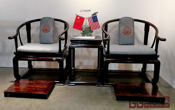 東陽明堂紅木的《首席椅》,其產品曾亮相G20杭州峰會主會場和金磚國家領導人廈門會晤主會場 東陽明堂紅木的《首席椅》,其產品曾亮相G20杭州峰會主會場和金磚國家領導人廈門會晤主會場