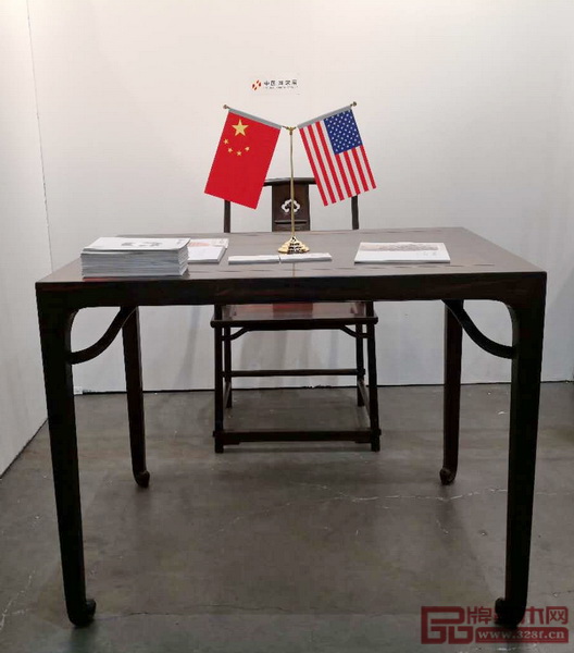 魯班木藝的《四平卷珠足長桌》和《背板云紋開光南官帽椅》向世界展示著明式家具設計的博大精深 魯班木藝的《四平卷珠足長桌》和《背板云紋開光南官帽椅》向世界展示著明式家具設計的博大精深