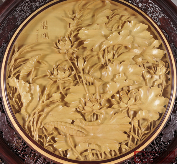 《嵌云石荷花圓座屏》荷花圖細節(jié) 《嵌云石荷花圓座屏》荷花圖細節(jié)