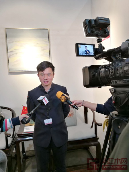 全國工商聯民間文物藝術品商會副會長、全聯藝術紅木家具專業委員會執行會長林偉華接受新華社、鳳凰衛視的聯合采訪