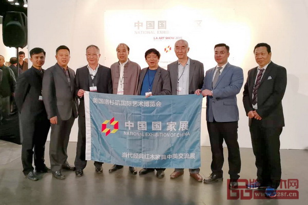 全國工商聯民間文物藝術品商會特邀會長宋建文(左五),全國工商聯民間文物藝術品商會副會長、全聯藝術紅木家具專業委員會執行會長林偉華(左一)與中國傳統工藝大師、深圳泰和園董事長邵湘文(右三),中國傳統工藝大師、東陽卓木王董事長杜承三(左四),中國傳統工藝大師、東陽明堂紅木董事長張向榮(左二),中國傳統工藝大師、江西魯班木藝董事長李愛金(左三),中華高級木作師、中山紅寶軒紅木董事長曹兆庭(右一),東莞國壽紅木副董事長陳淦凡(右二)等“中國藝術紅木軍團”代表合影 全國工商聯民間文物藝術品商會特邀會長宋建文(左五),全國工商聯民間文物藝術品商會副會長、全聯藝術紅木家具專業委員會執行會長林偉華(左一)與中國傳統工藝大師、深圳泰和園董事長邵湘文(右三),中國傳統工藝大師、東陽卓木王董事長杜承三(左四),中國傳統工藝大師、東陽明堂紅木董事長張向榮(左二),中國傳統工藝大師、江西魯班木藝董事長李愛金(左三),中華高級木作師、中山紅寶軒紅木董事長曹兆庭(右一),東莞國壽紅木副董事長陳淦凡(右二)等“中國藝術紅木軍團”代表合影