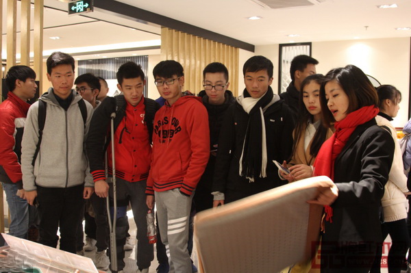 華南農業大學學子在紅古軒紅木文化體驗館認真學習紅木家具相關知識