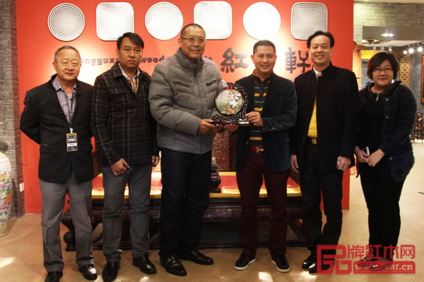 紅古軒創始人吳赤宇（右三）作為中山市家具商會會長與緬甸家具工業商會KYAW KYAW WIN會長（左三）互贈禮物